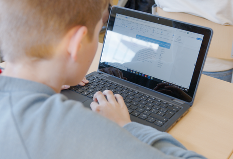 Étudiant travaillant en classe sur un ordinateur portable Windows de Academic Hardware