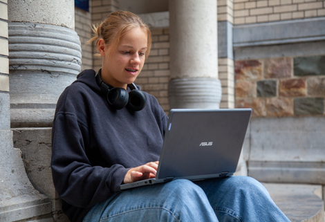 Leerling aan het werken op een aangekochte ASUS laptop van Academicc Hardware