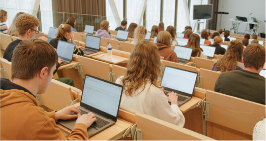 Studenten in de aula aan het werken met laptops van Academic Hardware