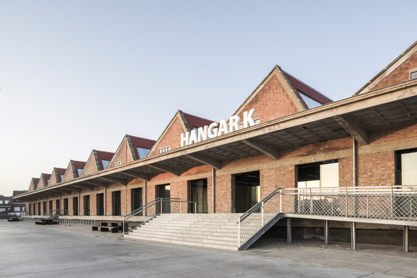 Voorgevel van het tijdelijk servicepunt Hangar K in Kortrijk